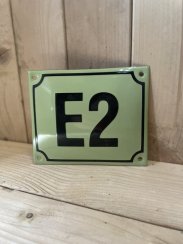Smaltovaná cedule "E2"