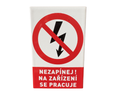 Smaltovaná cedule Nezapínej na zařízení se pracuje - 210x297 mm