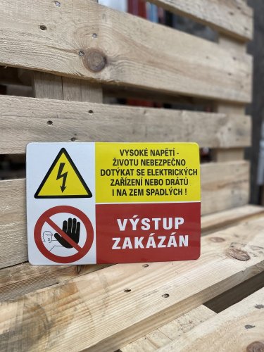 Smaltovaná cedule "Výstup zakázán"