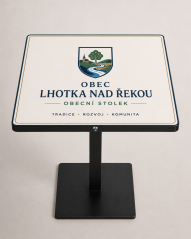 Stolek s logem obce